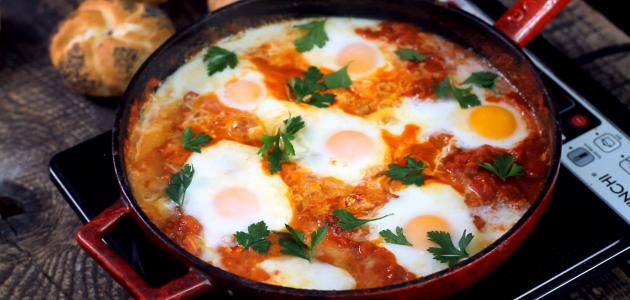 طريقة عمل بيض بالطماطم والفلفل أحلي سحور على سفرتك في رمضان