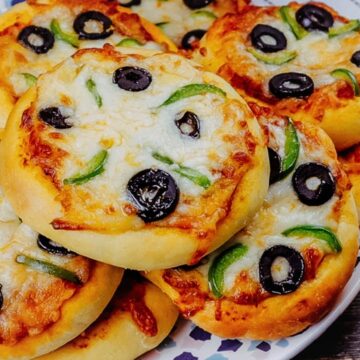 طريقة عمل فطائر الميني بيتزا الشهية خطوة بخطوة