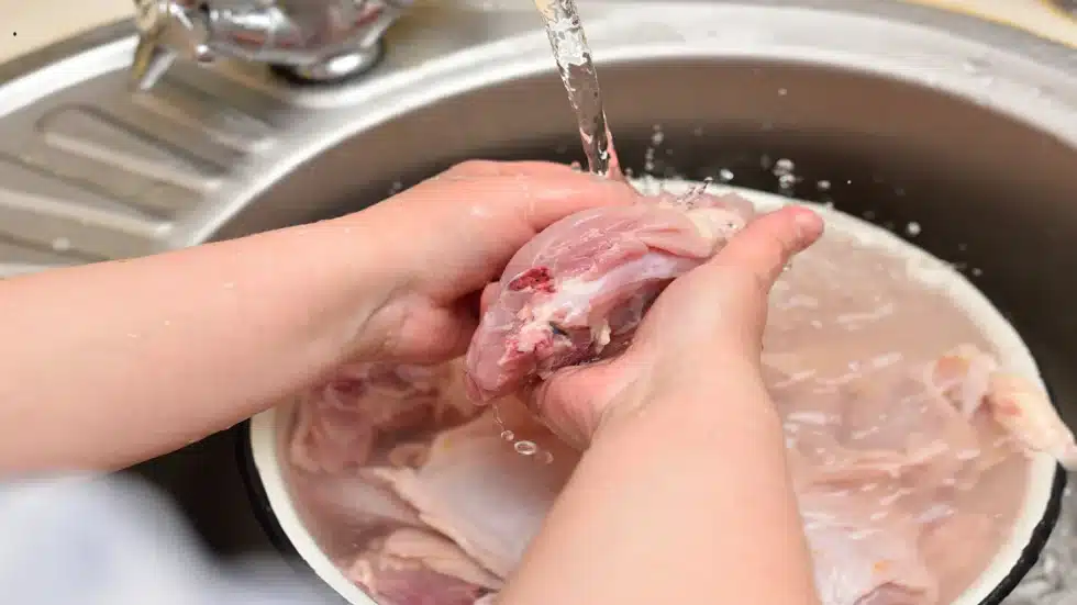 خطأ شائع عند غسل الدجاج قد يتسبب في الإصابة بمرض خطير