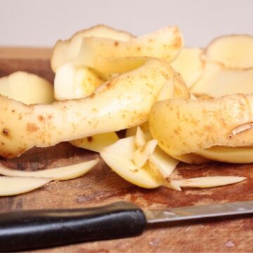 فوائد قشور البطاطس للبشرة والشعر المذهلة لن ترميه بعد الآن